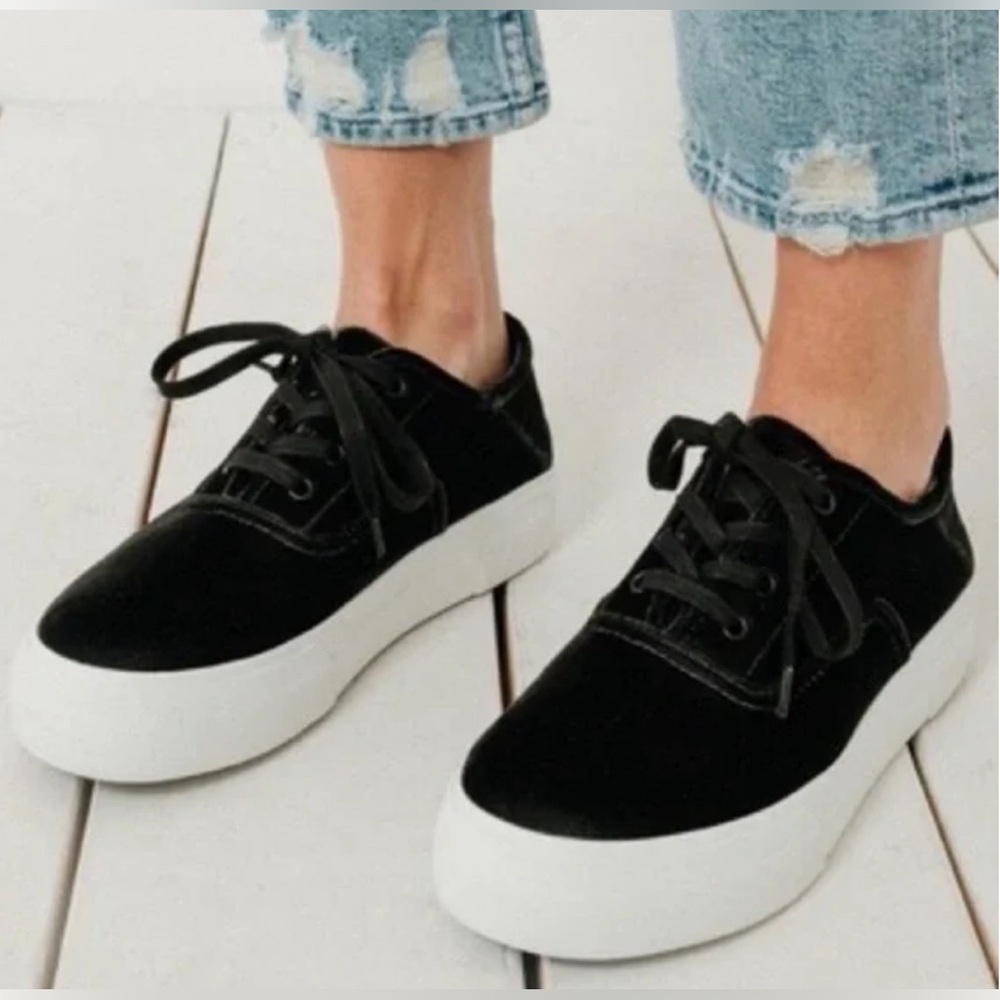 Original Vince Copley EU 39 US 9 Black Velvet Platform Sneakers Lace Up!
